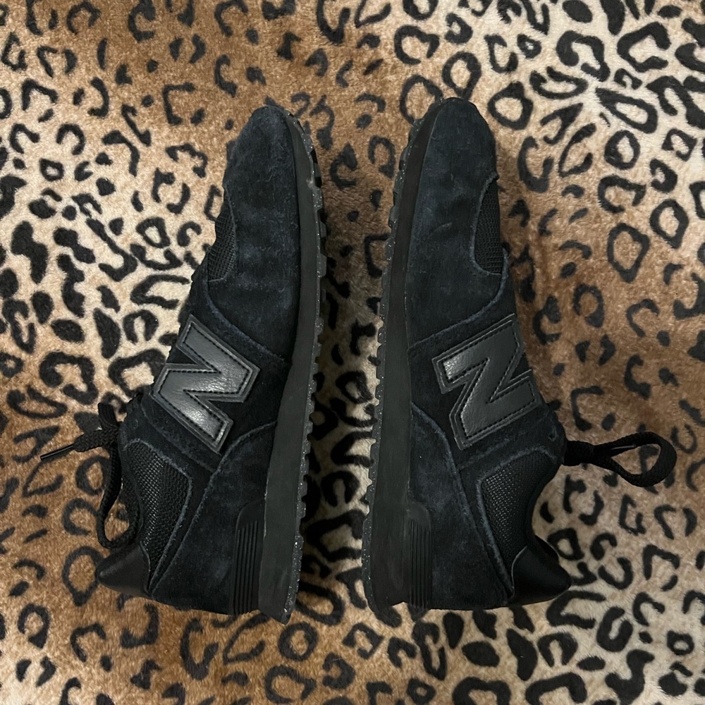 New Balance Black Athletic Sneakers Sleek Design